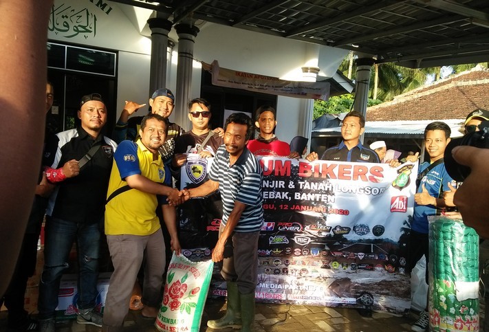 Bikers-Juga-Ikut-Peduli-Bencana-Banjir-dan-Longsor-Lebak-Banten