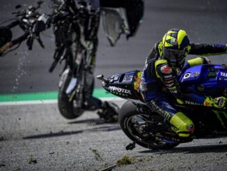 Valentino-Rossi-Nyaris-Terkena-Motor-Melayang-di-Atas-Kepalanya