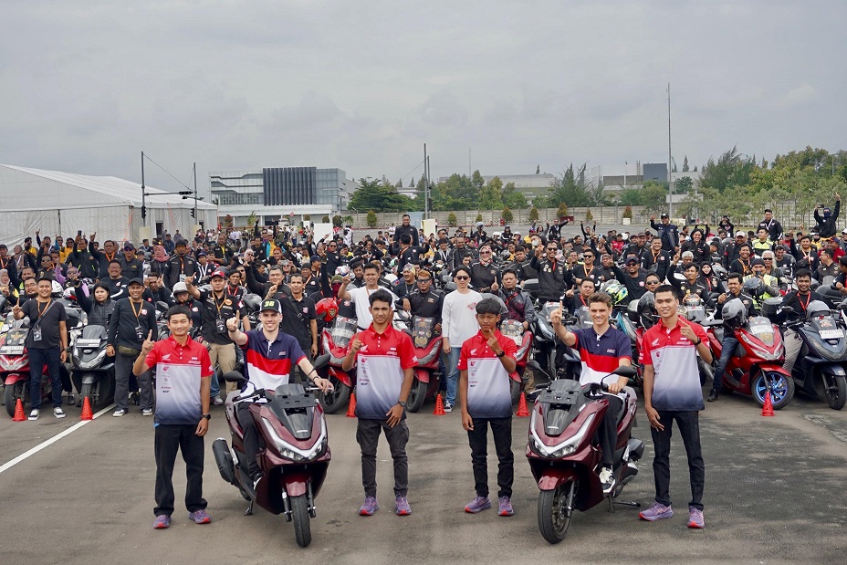 Pebalap MotoGP Joan Mir dan Luca Marini Kunjungi Pabrik Produksi Honda PCX (2)