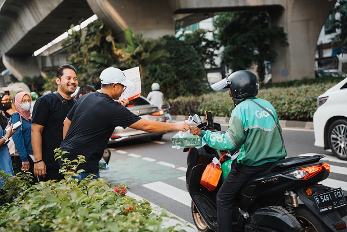 Berpartisipasi dalam berbagi makanan berbuka