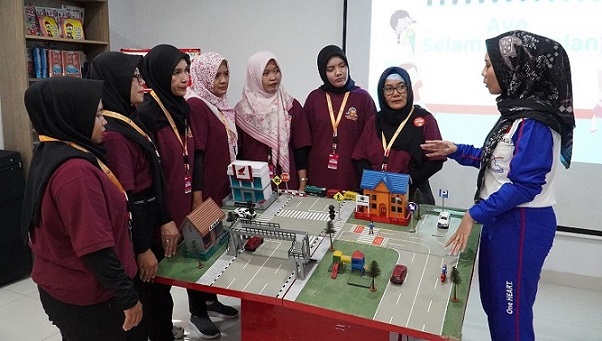 Para peserta figur guru PAUD sedang mengikuti pelatihan dari Instruktur Safety Riding Astra Honda pada gelaran Safety Riding Camp 2025 di AHM Safety Riding & Training Center, Deltamas, Cikarang (8-10/7)