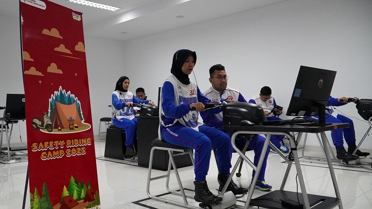 Para duta safety riding Lab sedang mengikuti pelatihan test course dan praktik berkendara secara virtual dengan menggunakan Honda Riding Trainer di ajang Safety Riding Camp 2025 di AHM Safety Riding & Training Center, Deltamas, Cikarang (8-10/7)