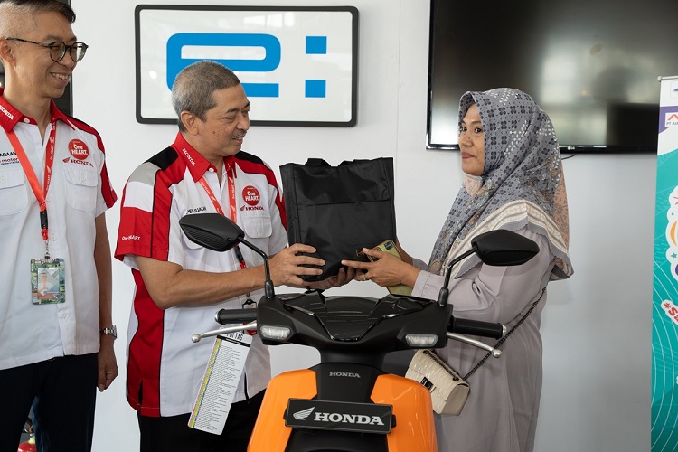 General Manager Honda Customer Care Center (HC3) AHM, Antok Yuniarso bersama jaringan main dealer Honda memberikan apresiasi kepada pelanggan setia Honda pada perayaan Hari Pelanggan Nasional 2025.