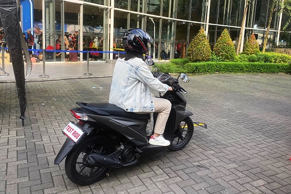 Tips Aman Berkendara 5 Hal yang Harus Diketahui Pengendara Wanita (3)