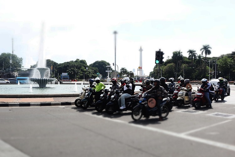 5 Tips Aman Berkendara Motor Selama Bulan Puasa (1)