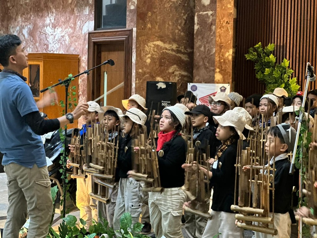 Inspiratif, Nenek 83 Tahun Berani Tampil di Pasanggiri Angklung AHM (2)