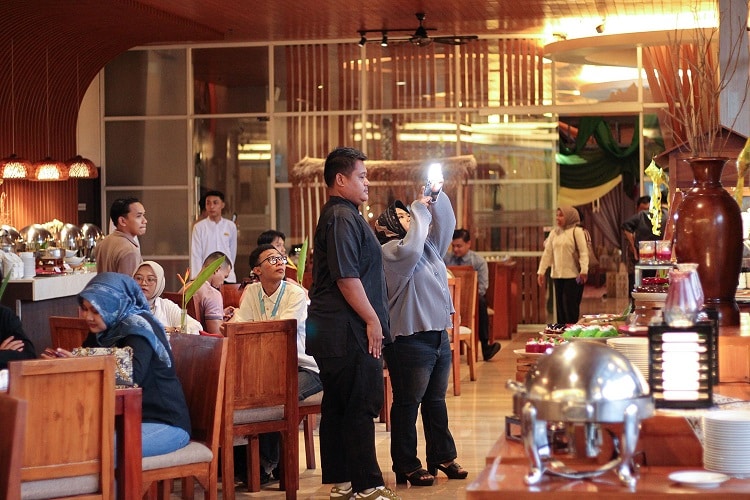 Program KURMA Hotel Santika Banyuwangi Tawarkan Sensasi Buka Puasa East Street Food (1)