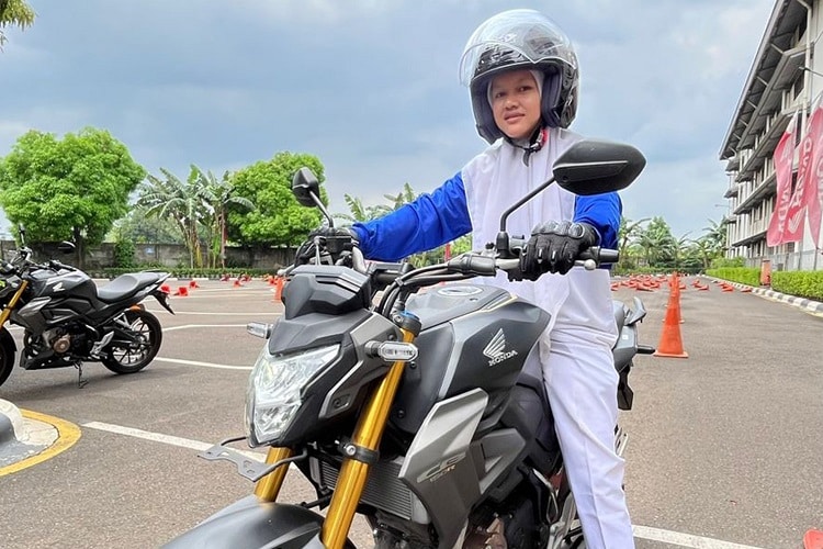Bukan Sekadar Gaya, Ini Pentingnya Safety Riding bagi Pengendara Perempuan (1)