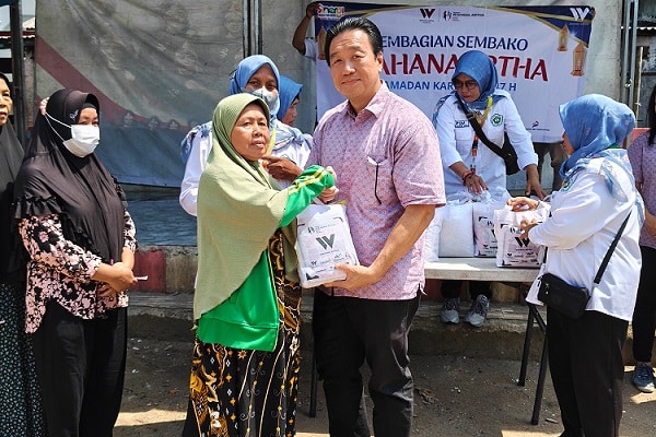 CSR Wahana Artha Group Berbagi 1.500 Sembako dan Aksi Donor Darah Rutin_Bpk Michael Soekamto Sapa Warga Saat Pembagian Sembako (1)