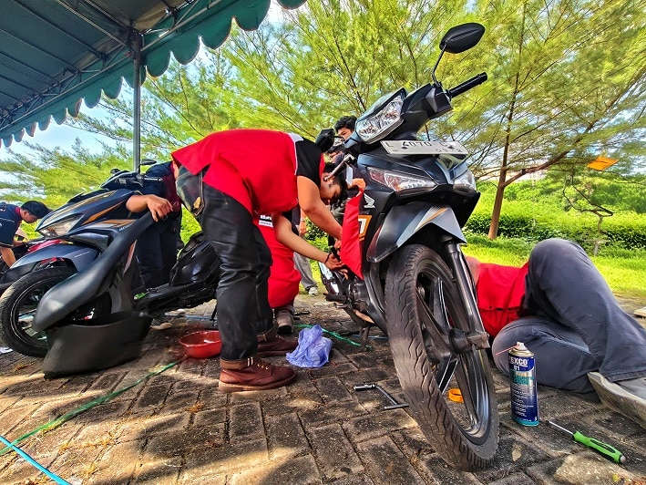 Tekiro Bersama ITS Surabaya Berikan Servis Gratis dan Pelatihan Otomotif bagi Masyarakat
