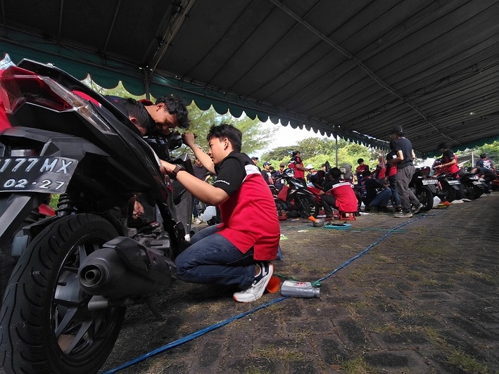 Tekiro Bersama ITS Surabaya Berikan Servis Gratis dan Pelatihan Otomotif bagi Masyarakat