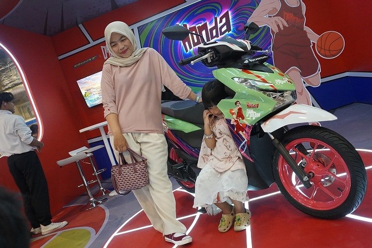 Honda BeAT x DanDaDan Hadir di ICC 2026, Booth Honda Makin Anime Banget!