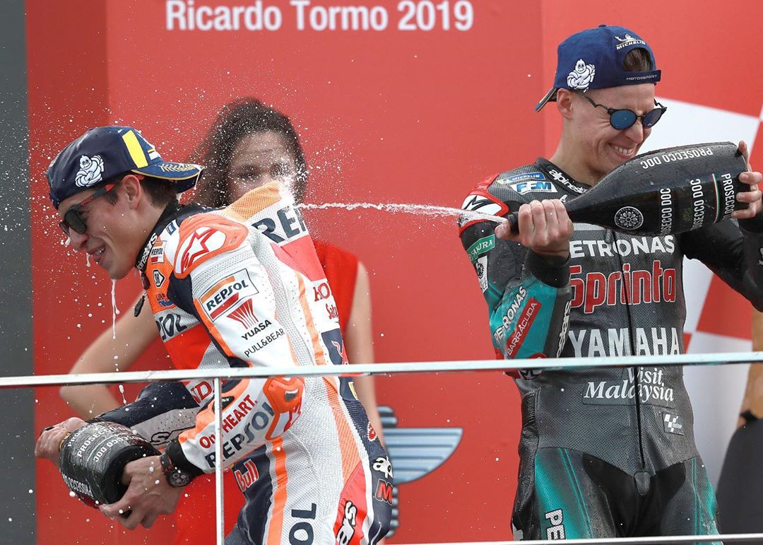 Marc-Marquez-Melewati-Fabio-Quartararo-di-MotoGP-Valencia-2019