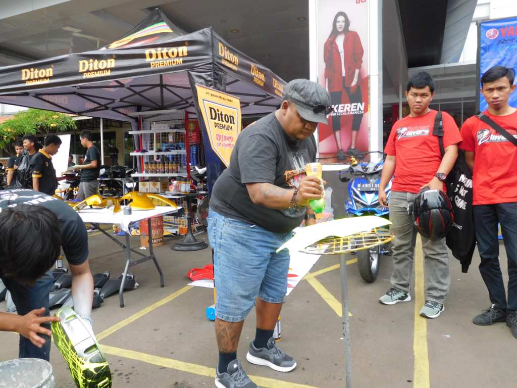 Diton-Premium-cat-semprot-khusus-motor-ini-selalu-hadir-di-hampir-semua-acara-komunitas-motor-1