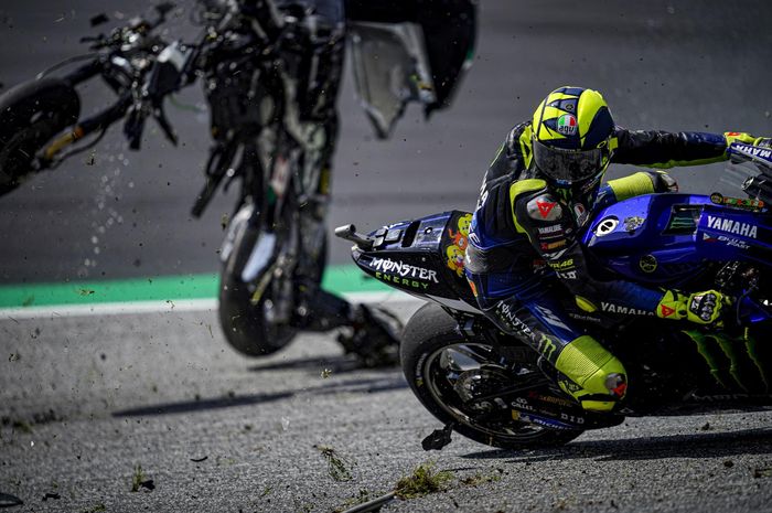 Valentino-Rossi-Nyaris-Terkena-Motor-Melayang-di-Atas-Kepalanya