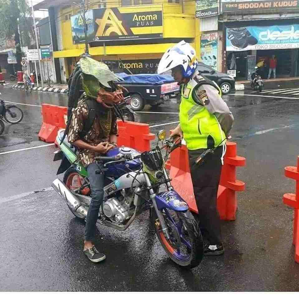 Naik-Motor-Yamaha-Vixion-Pakai-Helm-Lobster-di-Jalanan