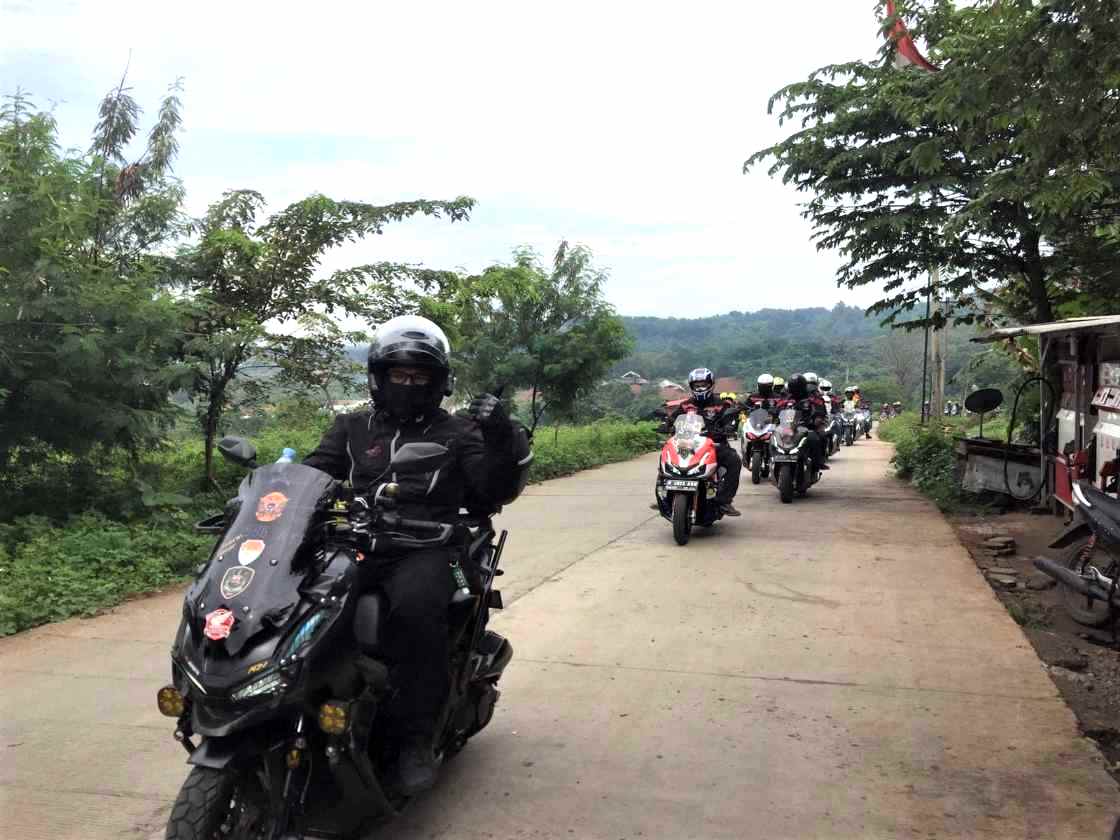 Komunitas Pecinta Motor Honda ADV Turing Geliatkan Lokasi Wisata