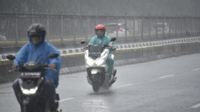 Tips dan Trik Berkendara Saat Hujan Bersama Honda (3)