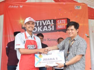 Deden Yoesup Maulana saat menerima Piala Juara 1 Kontes SMK untuk Tingkat Guru SMK Regional Wilayah Jakarta-Tangerang belum lama ini