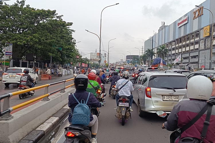 Tips Sederhana Berkendara di Kemacetan dengan Sepeda Motor, Tetap Tenang dan #Cari_Aman