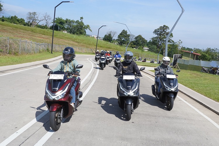 New Honda PCX160 RoadSync Uji Langsung Teknologi Premium dalam Media Exploration