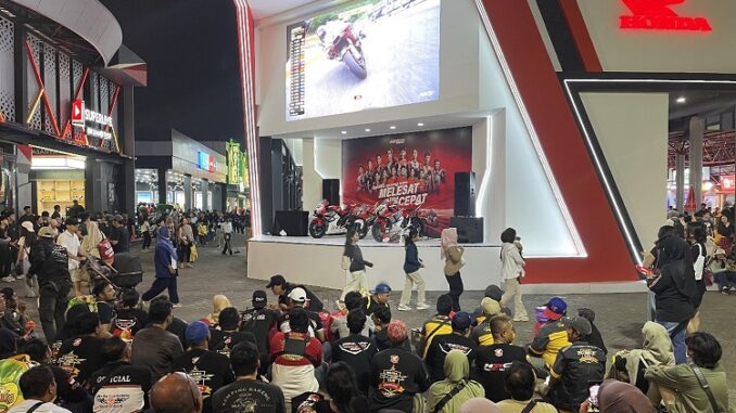 Wahana Honda Ajak Komunitas PCX Nobar MotoGP Italia & Kunjungi Booth di JFK 2025 (1) Wahana Honda Ajak Komunitas PCX Nobar MotoGP Italia & Kunjungi Booth di JFK 2025 (1)