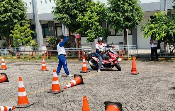 Wahana Honda Tekankan Pentingnya Safety Riding untuk Pelajar (3) Wahana Honda Tekankan Pentingnya Safety Riding untuk Pelajar (3)