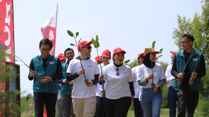 AHM Wujudkan Kepedulian Lingkungan Lewat Penanaman Mangrove AHM Wujudkan Kepedulian Lingkungan Lewat Penanaman Mangrove