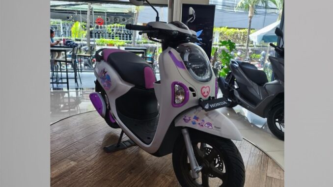 Edisi Langka Honda Scoopy dan Kuromi Hadir dalam Kolaborasi Terbatas (4) Edisi Langka Honda Scoopy dan Kuromi Hadir dalam Kolaborasi Terbatas (4)
