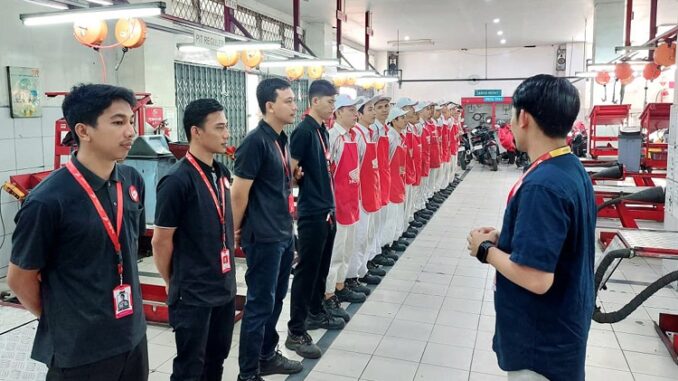 WARI Cetak Pemimpin dari Bawah Kisah Perjalanan Karier Penuh Inspirasi dari Mekanik (3) WARI Cetak Pemimpin dari Bawah Kisah Perjalanan Karier Penuh Inspirasi dari Mekanik (3)