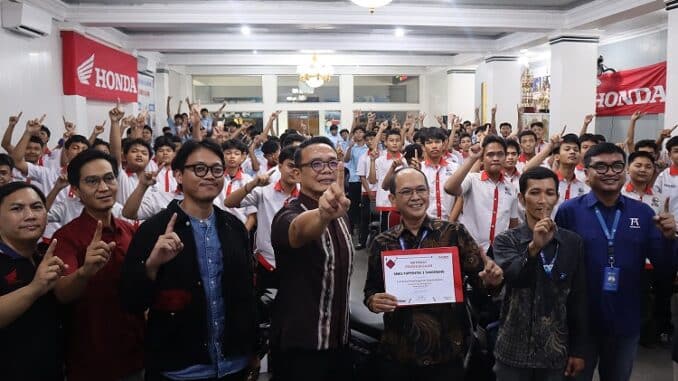 Astra Honda Motor Berbagi Pengetahuan Teknologi Honda Vario 125 Street untuk Generasi Muda (3)