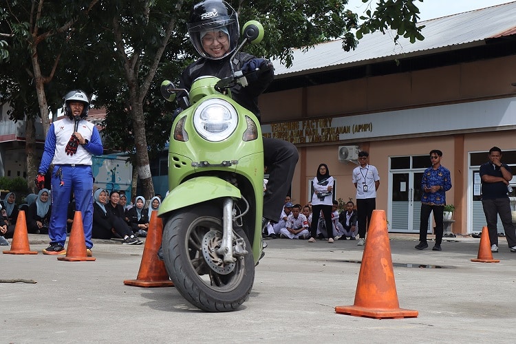 Sinergi WOM Finance dan WMS Tingkatkan Wawasan Safety Riding Siswa SMK (2)