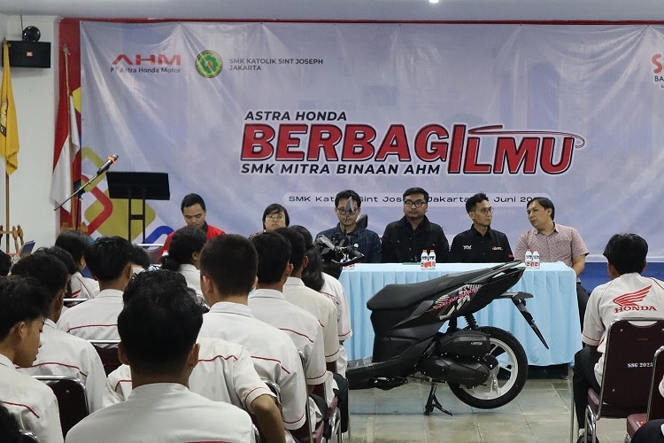 Siswa SMK Sint Joseph Antusias Mengenal Teknologi Honda Vario 125 Street Bersama AHBI (1)