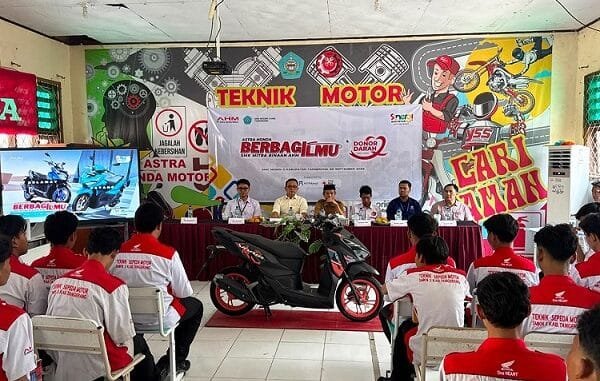 Biar Nggak Cuma Jago Teori, WMS dan AHM Kenalkan Teknologi Honda ke Siswa SMK! (2)